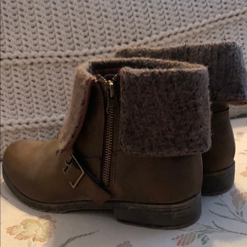 Cozy Brown Women’s Boots - Picture 2 of 4